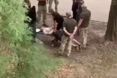 В Чернигове сотрудники ТЦК жёстко повалили на землю мужчину в наручниках, который не сопротивлялся