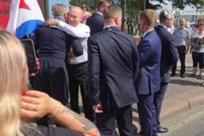 Владимир Путин тепло пообщался с петербуржцами на Дворцовой площади