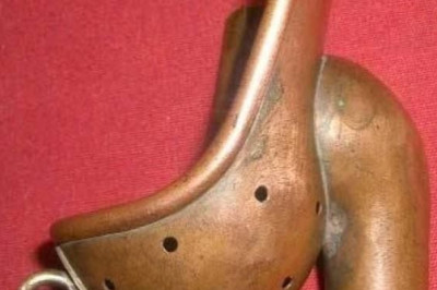 Медный бандаж длиной 3,5 дюйма, использовавшийся в католических школах Франции в 1880-х годах «для предотвращения греха»