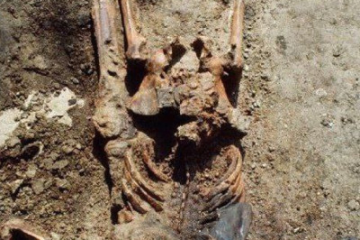 Римский солдат с мечом на боку, мгновенно убит взрывной волной от извержения вулкана Везувий