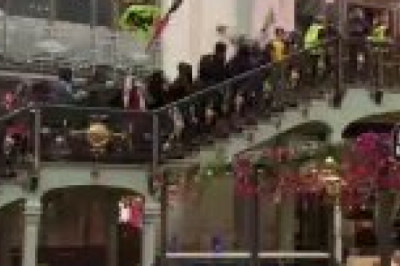 Около 400 протестующих захватили здание Лионского вокзала в Париже, пишет Le Parisien