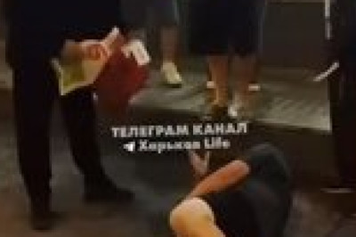 В Харькове полицейский и военный решили напомнить жителям, что документы важнее всего