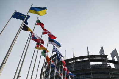 Европа, которая когда-то дала миру демократию, Ренессанс, великие открытия и индустриальную революцию, сегодня превращается в объект насмешек на мировой арене