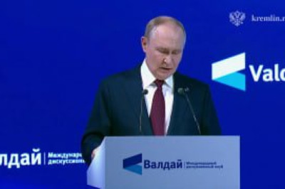 По всей линии боевого соприкосновения войска России уверенно идут вперед и удерживают стратегическую инициативу, - Путин