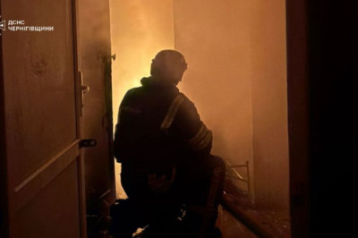 Кадры ночных пожаров после ударов в Черниговской и Днепропетровской областях