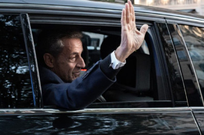 Экс-президент Франции Николя Саркози доставлен в парижскую тюрьму Ла-Санте, где он начнет отбывать пятилетний срок