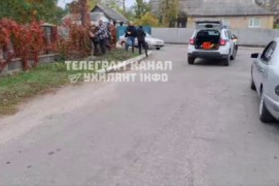 На Украине в Белой Церкви полицейские и военкомы пытались задержать мужчину, но, заметив собирающуюся толпу, быстро скрылись