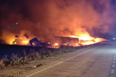 Мощные пожары в Одесской области, горят склады и грузовые машины