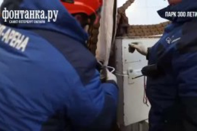 Над Петербургом подняли огромный флаг Российской империи