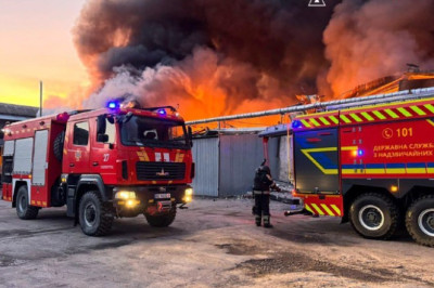 После взрывов мощный пожар и огромный столб дыма поднимается над Павлоградом  Днепропетровская область под атакой 