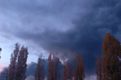 После взрывов мощный пожар и огромный столб дыма поднимается над Павлоградом