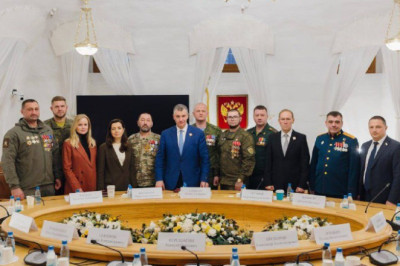 Участники СВО вручили Леониду Слуцкому почётный знак