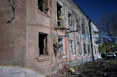 Враг ударил по многоквартирному жилому дому в Свердловске ЛНР