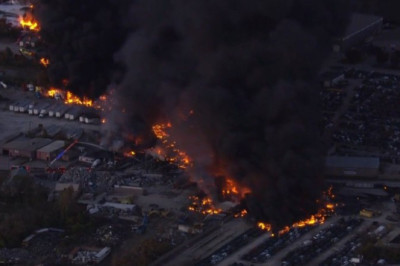 В США разбился и пылает большой самолёт