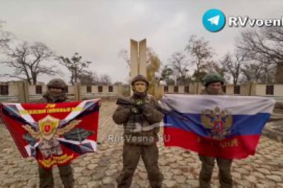 Бойцы 219 танкового полка развернули флаги в центре Успеновки Запорожской области