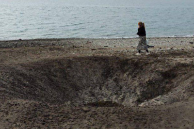 Воронка от взрыва у Туапсе: Враг ночью ударил по пустому пляжу