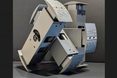 Прототип робота TARS из «Интерстеллар» делает первые уверенные шаги