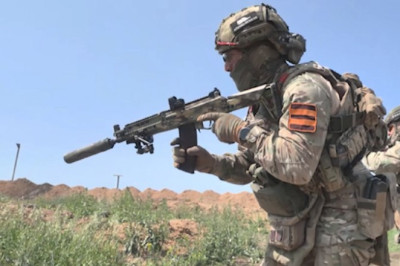 Минобороны РФ показало кадры боевой подготовки российских десантников, вооруженных укороченными автоматами Калашникова АК-12К