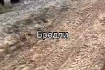 Солдат ВС РФ снял сожженную командно-штабную машину М557 ВСУ, которую противник использовал в качестве БМП