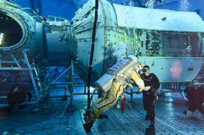 Космонавты отрепетировали выход в открытый космос в гидролаборатории