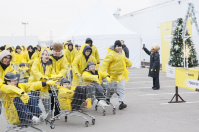 На территории московского торгового комплекса «Садовод» по случаю Дня онлайн-предпринимателя состоялись заезды на продуктовых тележках
