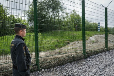Разоримся, но отгородимся: Латвия спешно строит забор на границе с Россией