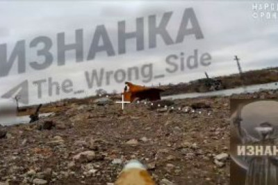 Три российские авиабомбы ФАБ-500 эпично ложатся около переправы через реку Оскол в Купянске-Узловом Харьковской области, видео Telegram-канала 