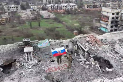 Российские военные с флагами и знаменами в Северске, фотографии военкора "Комсомольской правды" Александра Коца