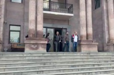 Показательные обыскив Ереване для Баку