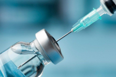 Предупреждение в виде «черной рамки» будет размещать на вакцинах от COVID-19 управление по санитарному надзору США (FDA), сообщило CNN со ссылкой на источники