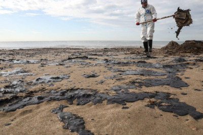 В Керченском проливе собрано более 90% разлившегося после крушения двух танкеров мазута, сообщили на заседании правительственной комиссии под руководством вице-премьера Виталия Савельева