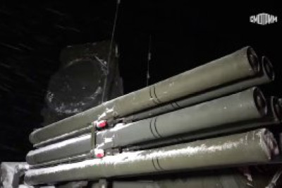 Кадры отражения атаки украинских беспилотников на резиденцию президента РФ в Новгородской области