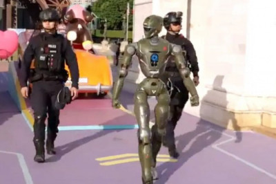 Робот полицейский в стиле Терминатора появился на улицах Китая