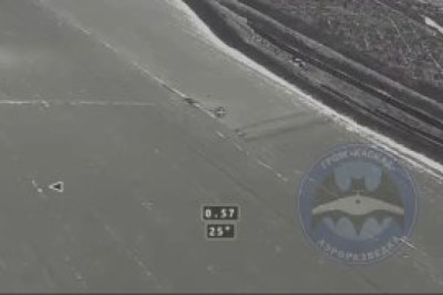 Российские военные уничтожили дроном-камикадзе "Ланцет" британский эрзац-ЗРК Raven в Запорожской области, сообщает Telegram-канал "ГРОМ «Каскад»"