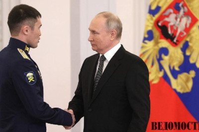 По меньшей мере три Героя России впервые будут участвовать в выборах в Госдуму, узнали «Ведомости»