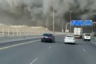 Иранские ракеты поразили военные объекты США в бахрейнской Манаме, над сооружениями после удара поднимается огромный столб дыма