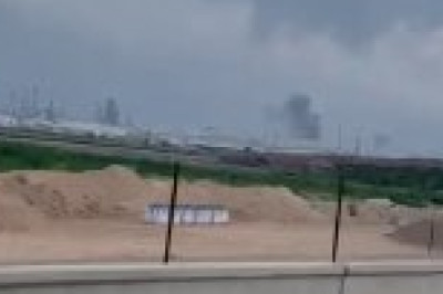 Иран атаковал стратегический НПЗ Израиля: в Хайфе огромный пожар и пропал свет  Иранская ракета поразила один из двух НПЗ Израиля - нефтеперерабатывающий завод в Хайфе, подтвердили власти